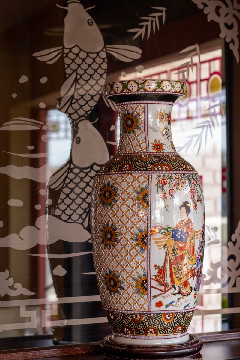 Chinese vaas met koi-decoratie